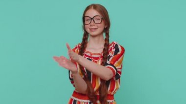 Harika bir iş. Neşeli, pozitif, mutlu, elbiseli bir kız başparmaklarını sallıyor ve onaylıyor, başarılı bir iş. Mavi arka planda genç, şık, kızıl ergen bir çocuk. İnsanlar samimi duygular