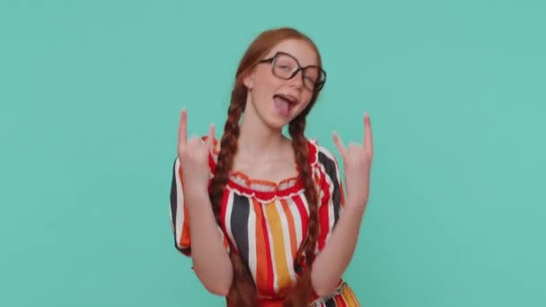 Rock Roll Örömteli Örömteli Vörös Hajú Lány Ruha Mutatja Gesztus — Stock videók