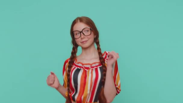 Modayı Takip Eden Neşeli Pozitif Saçlı Kız Dans Edip Ritme — Stok video