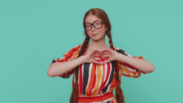 Flicka Förälskad Leende Rödhåriga Flicka Klänning Gör Hjärta Gest Visar — Stockvideo