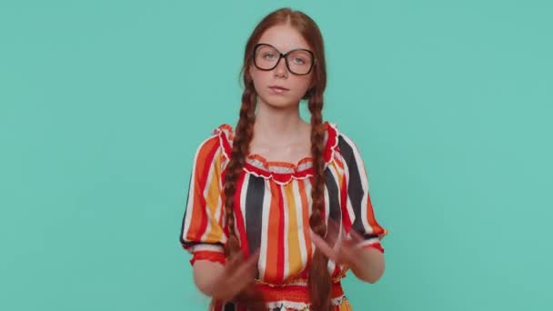 Duymak Dinlemek Istemiyorum Sinirli Sinirli Kızıl Saçlı Kulaklarını Kapatan Hayır — Stok video