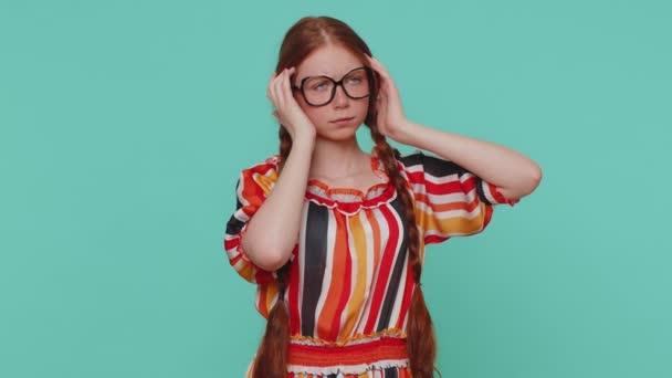 Menina Ruiva Vestido Esfregando Templos Para Curar Problema Dor Cabeça — Vídeo de Stock