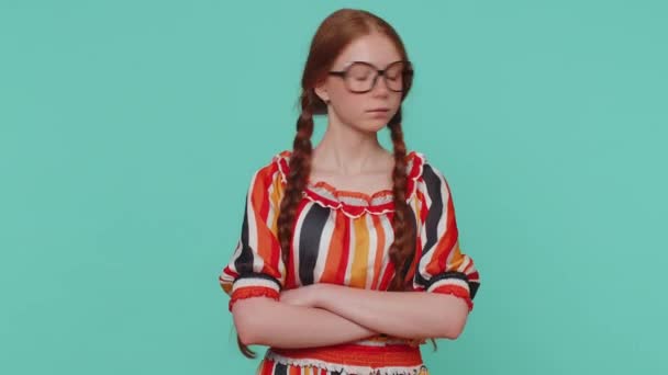 Nespokojená Rozčilená Dívka Reaguje Nepříjemný Nápad Nespokojená Špatnou Kvalitou Mává — Stock video