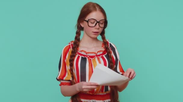 Κορίτσι Ανοιχτό Φάκελο Λάβει Γράμμα Διαβάζει Αισθάνεται Χαρούμενος Προώθηση Της — Αρχείο Βίντεο