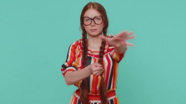 Pandomimci kız hayali görünmez bir halatı çekiyor, ne kadar dayanıklı ve güçlü olduğunu göstermek için çok çaba harcıyor. Genç kızıl ergen çocuk mavi stüdyo duvarında tek başına.