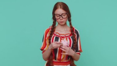 Zavallı kız, elinde kumbara ve bir dolarlık banknot olan yetersiz para yüzünden üzgün. Finansal kriz. İflas. Yoksulluk ve yoksulluk. Mavi stüdyo geçmişinde genç bir çocuk