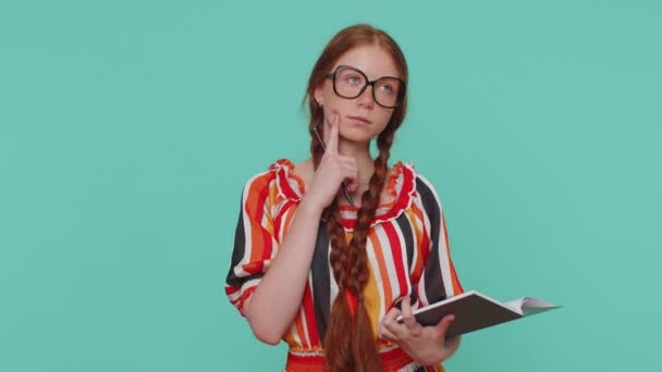 Chica Pelirroja Periodista Reflexiva Tomando Notas Escribiendo Pensamientos Con Pluma — Vídeos de Stock