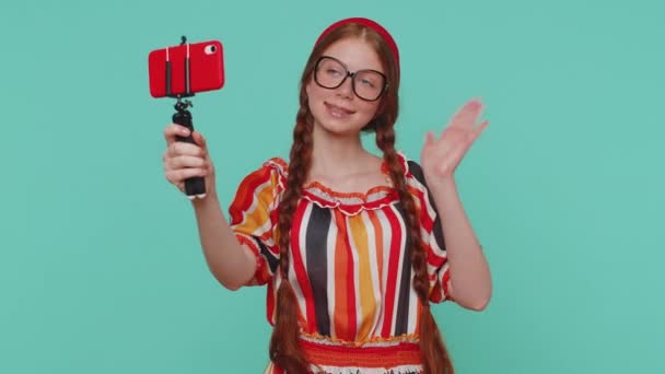 Rudowłosa Dziewczyna Sukience Podróżnik Blogger Robi Selfie Telefon Komórkowy Selfie — Wideo stockowe