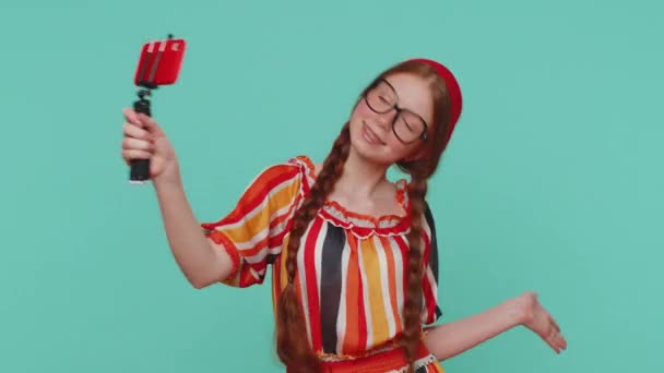 Щаслива Студентка Підліток Блогер Бере Селфі Мобільний Телефон Танцює Спілкується — стокове відео
