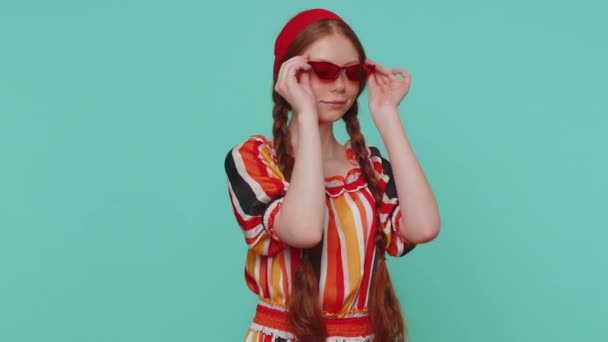 Porträt Eines Verführerischen Fröhlichen Stilvollen Mädchens Mit Sonnenbrille Und Charmantem — Stockvideo