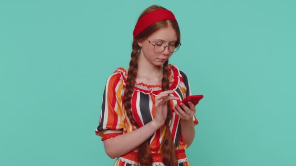Happy Gembira Anak Gadis Gembira Menggunakan Ponsel Mengetik Browsing Berteriak — Stok Video