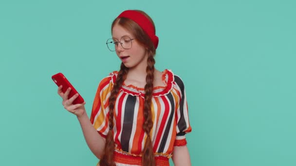 Bogata Ruda Dziewczyna Patrząc Smartfon Szczerze Raduje Się Wygraną Odbieranie — Wideo stockowe
