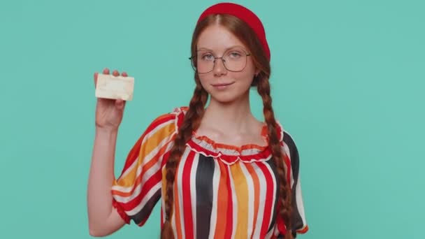Руда Молода Дівчина Показує Пластикову Кредитну Банківську Картку Рекламу Передає — стокове відео