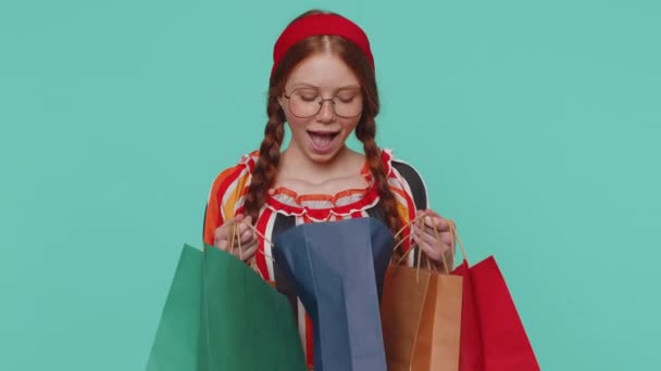 Девушка Деньгами Покупах Рекламные Скидки Осміхнулась Удивлением Низких Центов Покупавшись — стокове відео