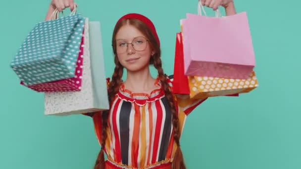 Руденька Волосата Дівчинка Показує Пакети Рекламні Знижки Посміхається Подивом Від — стокове відео