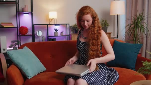 Rousse Jeune Femme Robe Pois Pigiste Dans Salon Maison Est — Video