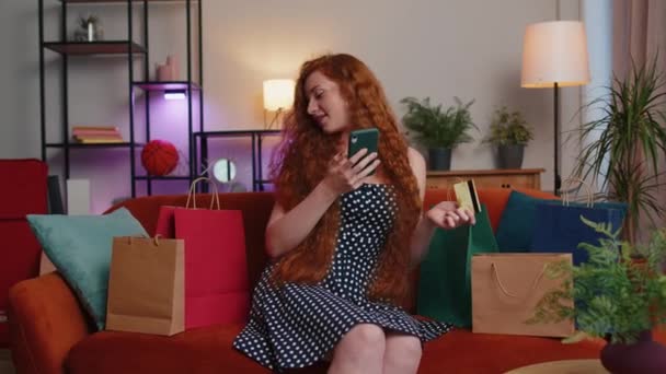 Alışveriş Meraklısı Kızıl Saçlı Mutlu Bir Kadın Alışveriş Torbalarıyla Evde — Stok video