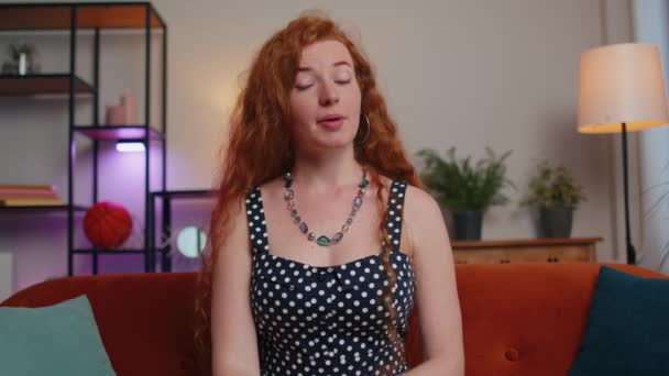 Pov Rudej Młodej Kobiety Siedzącej Kanapie Patrzącej Kamerę Wykonującej Wideo — Wideo stockowe