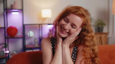 Güzel, mutlu, sakin, beyaz saçlı, güler yüzlü, güler yüzlü, mutlu bakışlı, rüya gören, rahatlamış, tatmin olmuş bir konsept.