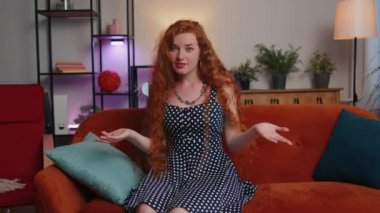 - Ne? - Neden? Kızıl saçlı genç bir kadın öfkeli bir ifadeyle el kaldırıyor, başarısızlık nedenini soruyor, evdeki sorunlardan kuşkulandığını gösteriyor. Kanepede oturan kızıl kız.