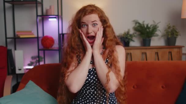 Θεέ Μου Ουάου Redhead Νεαρή Γυναίκα Έκπληκτος Κοιτάζοντας Κάμερα Μεγάλα — Αρχείο Βίντεο