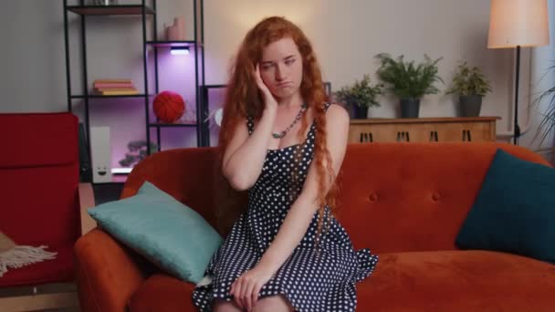 尤里卡有思想的聪明而有灵感的红头发的年轻女人做手势 举起手指提出了创造性的计划 觉得很兴奋有好的主意 有灵感的动机 姜姑娘在家里客厅里 — 图库视频影像
