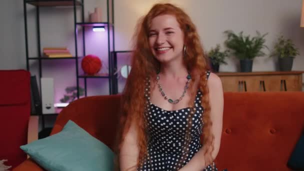 Rudowłosa Młoda Kobieta Kropkach Ubiera Się Śmiejąc Się Głośno Usłyszeniu — Wideo stockowe