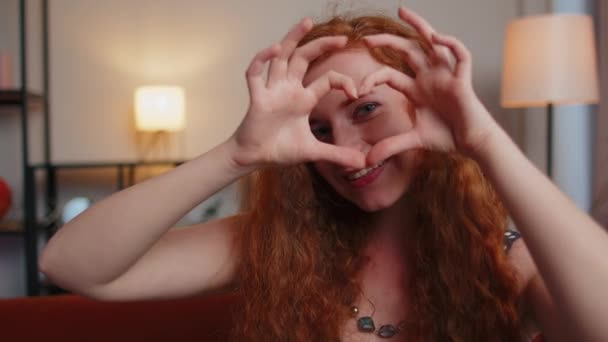 Hou Van Roodharige Jonge Vrouw Symboliseert Liefde Toont Hart Teken — Stockvideo