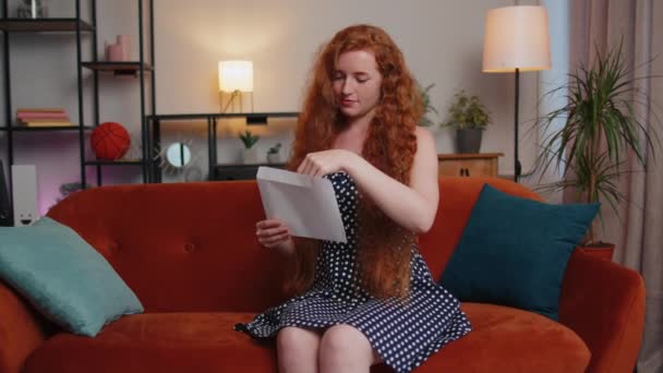Šťastná Žena Otevřela Obálku Četla Kariérní Růst Předem Propagace Bankovní — Stock video
