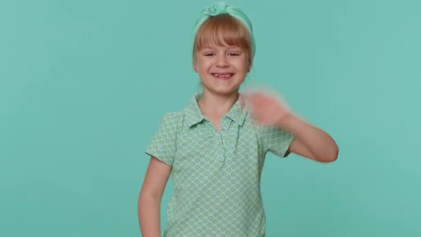 Szczęśliwy Maluch Dzieci Dziewczyna Uśmiecha Przyjazny Przed Kamerą Macha Rękami — Wideo stockowe