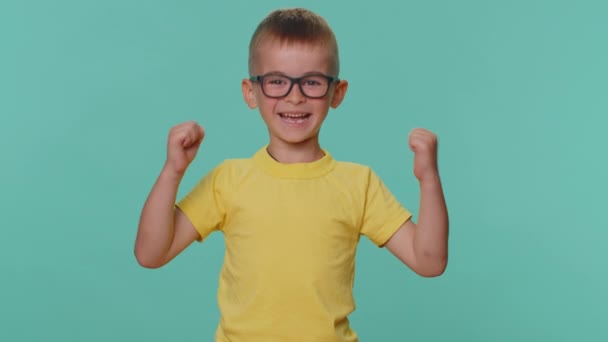 Niño Pequeño Feliz Niño Camiseta Gritando Levantando Puños Gesto Hice — Vídeos de Stock