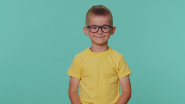 Vrolijke Grappige Kleine Peuter Kinderen Jongen Geel Shirt Glimlachen Kijken — Stockvideo
