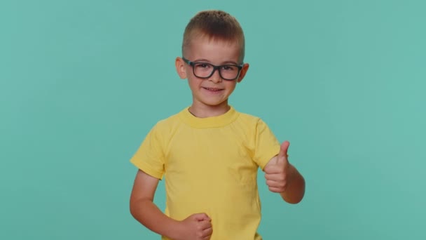 Zoals Gelukkige Kleine Peuter Kinderen Jongen Heft Duimen Omhoog Eens — Stockvideo