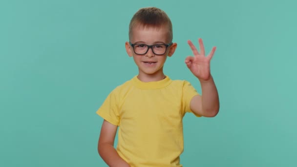 Kleine Peuter Kindjes Jongen Die Goedkeurend Naar Camera Kijkt Het — Stockvideo