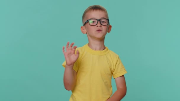 Feliz Niño Pequeño Niño Sonriendo Amigable Cámara Saludando Con Las — Vídeos de Stock