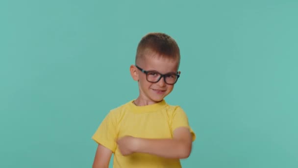 Trendy Vrolijke Positieve Kleine Peuter Kinderen Jongen Hebben Plezier Dansen — Stockvideo