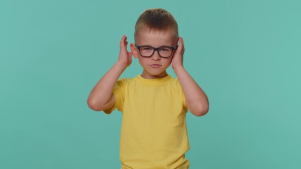 Wil Niet Horen Luisteren Gefrustreerd Geïrriteerde Peuter Kinderen Jongen Bedekken — Stockvideo