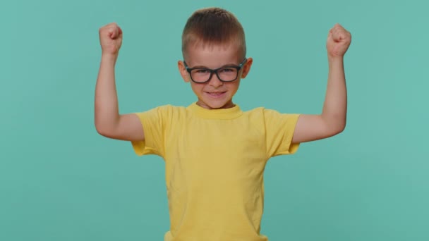 Jsem Silný Nezávislý Malé Batole Děti Chlapec Ukazuje Biceps Vypadá — Stock video