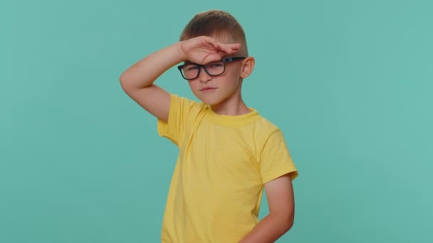 Nosy Zvědavý Malý Batole Děti Chlapec Zavření Oči Rukou Špehování — Stock video