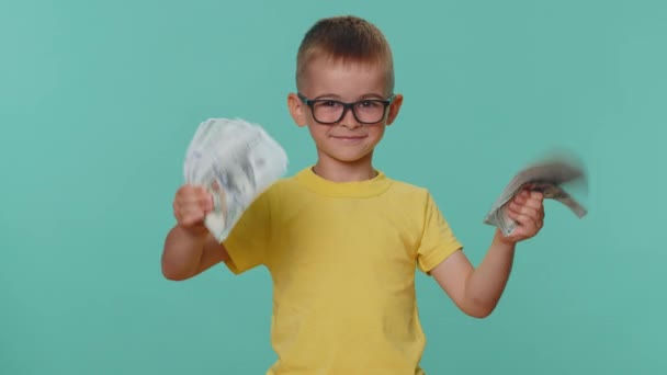 小孩子的孩子们 手握现金钞票的粉丝们庆祝舞会 成功的商业生涯 彩票游戏的赢家 丰厚的收入 有蓝色工作室背景的学龄前幼儿 — 图库视频影像