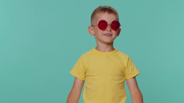 Retrato Niño Pequeño Seductor Niño Camiseta Amarilla Con Gafas Sol — Vídeos de Stock