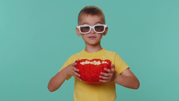 Pequeño Niño Pequeño Niño Camiseta Comiendo Palomitas Maíz Viendo Películas — Vídeos de Stock