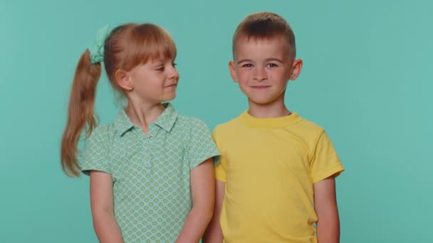 Neşeli Komik Küçük Çocuklar Kız Kardeşler Arkadaşlar Gülümsüyor Kameraya Bakıyor — Stok video