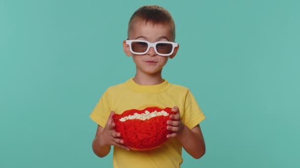 Feliz Niño Pequeño Niño Camiseta Comiendo Palomitas Maíz Viendo Película — Vídeos de Stock