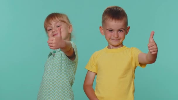 Little Toddler Children Boy Girl Siblings Friends Raises Thumbs Agrees – stockvideo