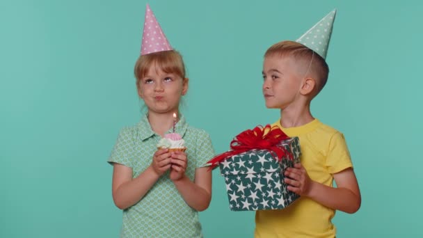 Glückliche Kleine Kleinkinder Jungen Und Mädchen Geschwister Oder Freunde Mit — Stockvideo