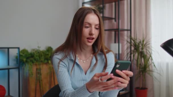 Šťastný Vítěz Žena Volné Noze Použít Mobilní Smartphone Psaní Procházení — Stock video