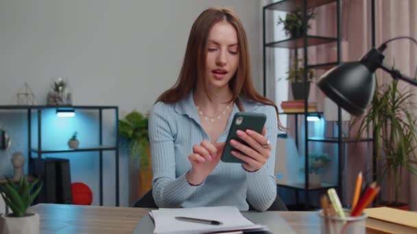 Młoda Zwycięzca Kobieta Freelancer Używać Mobilny Smartfon Wpisując Przeglądanie Powiedzieć — Wideo stockowe
