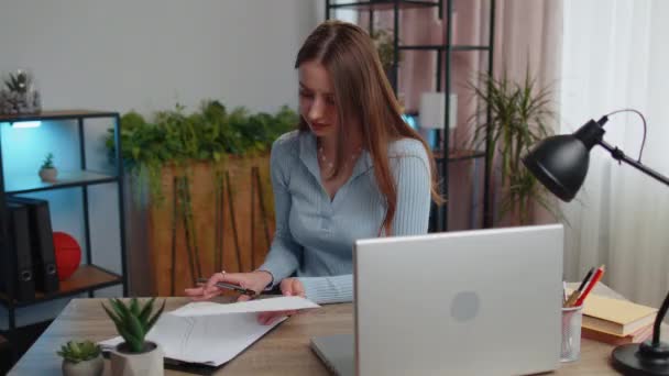 Mladá Žena Podnikatel Analyzuje Dokumenty Čtení Smluvních Faktur Nebo Grafické — Stock video