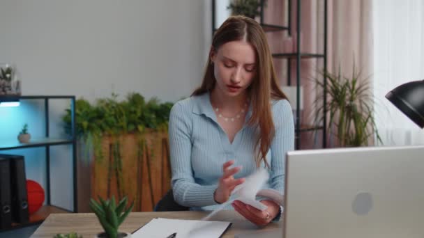 Zestresowana Młoda Bizneswoman Pracująca Laptopie Biurze Domowym Rzucająca Papierami Rachunki — Wideo stockowe